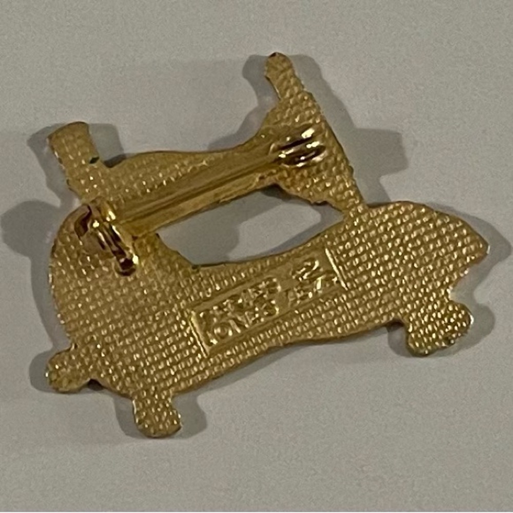 Sewing Machine Brooch - Picture 2 of 2